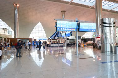 Dubai Uluslararası Havaalanı içinde insanlar