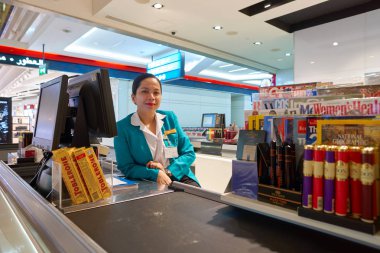 Dükkanı kasiyer Dubai Havalimanı