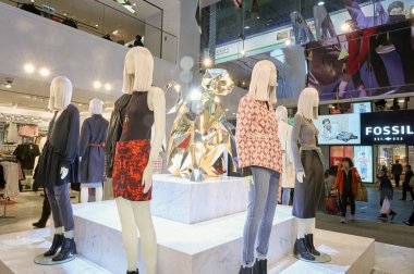 Mağazada kadın mankenler