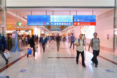 Dubai Uluslararası Havaalanı içinde insanlar