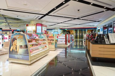 duty free mağazasında kozmetik