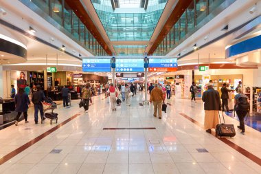 Dubai Uluslararası Havaalanı içinde insanlar