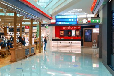 Dubai Uluslararası Havaalanı içinde insanlar