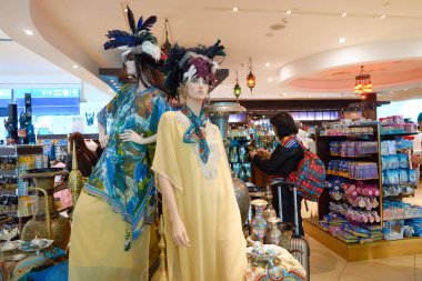 Havaalanı deposunda mankenler