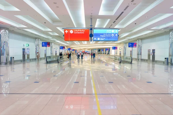 Mensen binnen de Dubai International Airport — Stockfoto