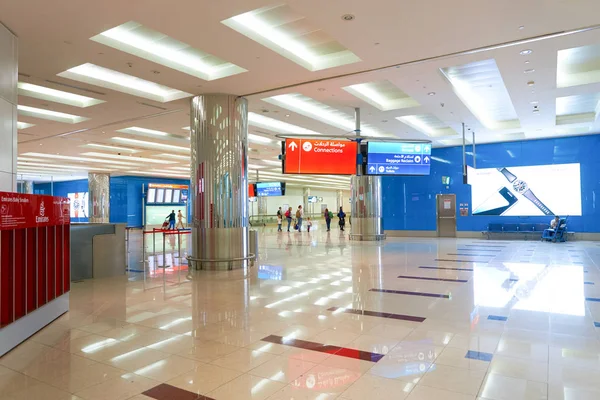 Lidé uvnitř mezinárodního letiště v Dubaji — Stock fotografie
