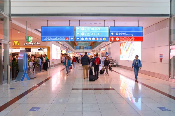 Persone all'interno dell'aeroporto internazionale di Dubai — Foto Stock