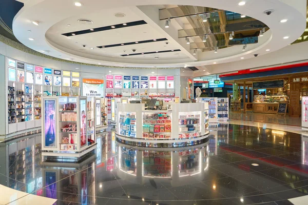 Tienda de cosméticos con perfumes — Foto de Stock