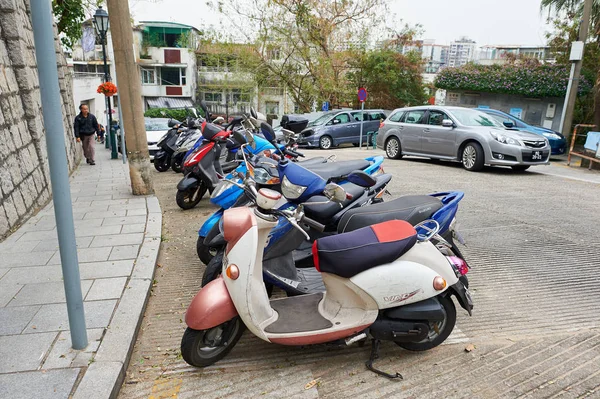 Ulice s automobily a motocykly v Macao — Stock fotografie