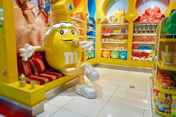 M & M winkel op Dubai Airport — Stockfoto