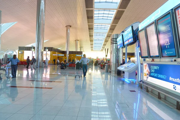 Informační přepážka uvnitř mezinárodního letiště v Dubaji — Stock fotografie