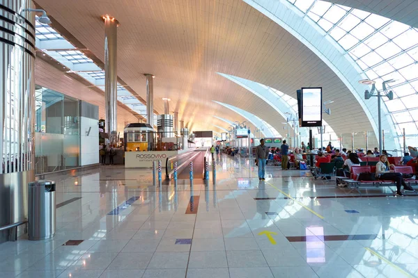 Mensen wachten binnen luchthaven — Stockfoto