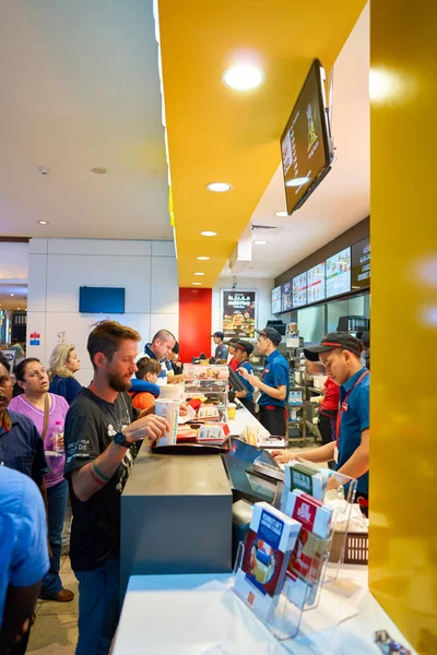 Serviço de balcão em um McDonalds — Fotografia de Stock