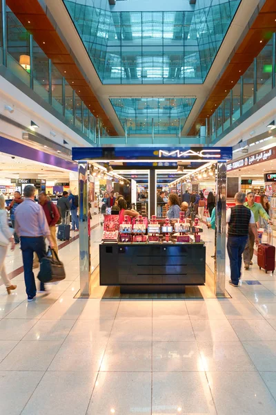 Mensen binnen de Dubai International Airport — Stockfoto