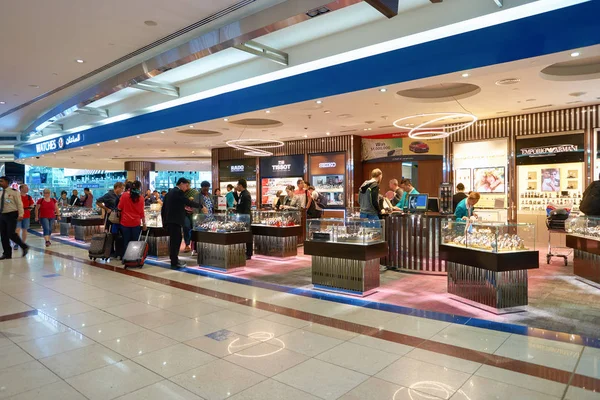 Pessoas que fazem compras no Aeroporto . — Fotografia de Stock