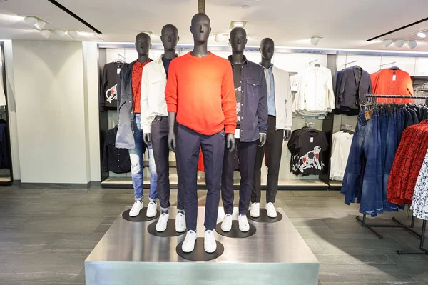 Male mannequins at store — Stock Photo, Image