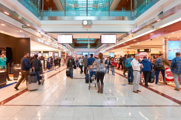 Personas dentro del Aeropuerto Internacional de Dubai — Foto de Stock