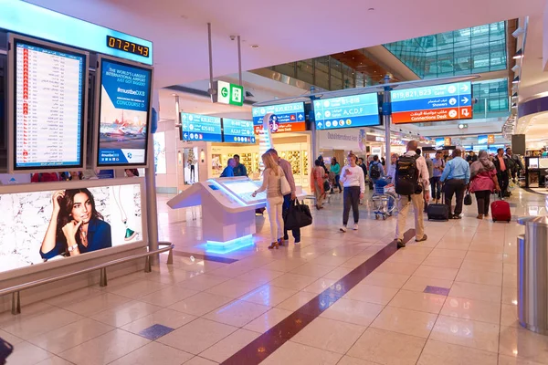 Personas dentro del Aeropuerto Internacional de Dubai —  Fotos de Stock