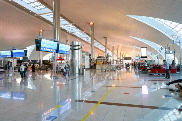 Az emberek a Dubai nemzetközi repülőtér — Stock Fotó