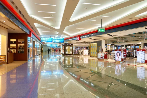 Магазины в аэропорту Дубая — стоковое фото
