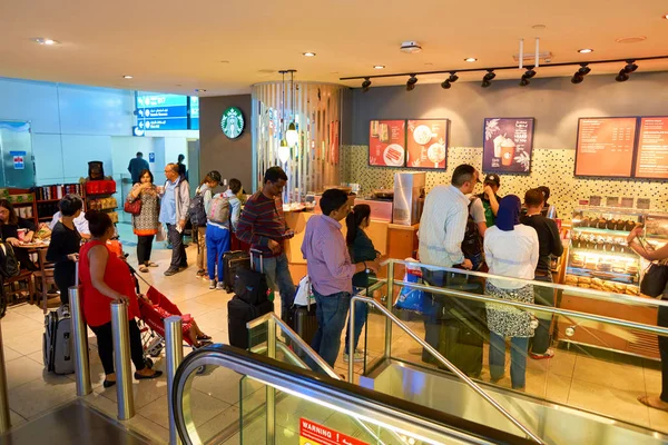 Menschen stehen vor Starbucks-Café Schlange — Stockfoto