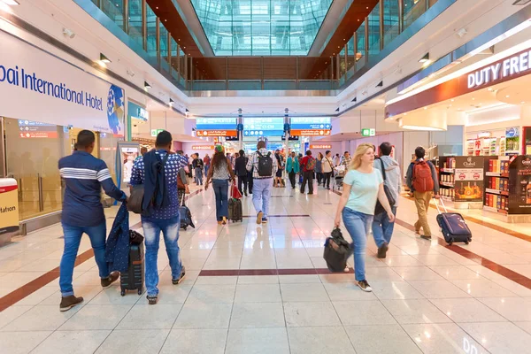 People inside Dubai International Airport — Stock Photo, Image