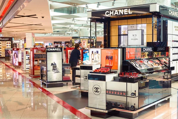 Filas con cosméticos en Dubai Aeropuerto — Foto de Stock