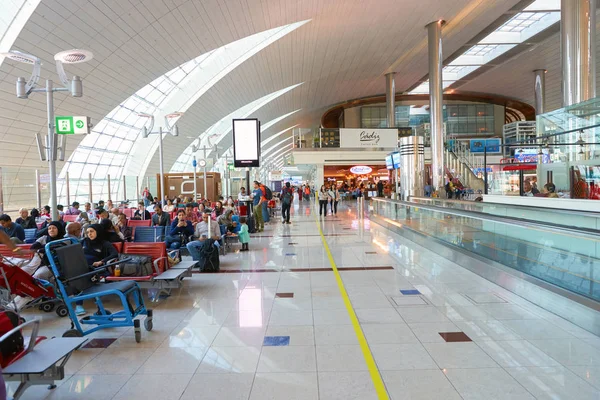 Dubai Uluslararası Havaalanı içinde insanlar — Stok fotoğraf