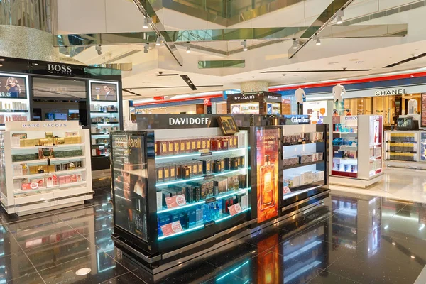 Perfumes en la tienda de cosméticos — Foto de Stock