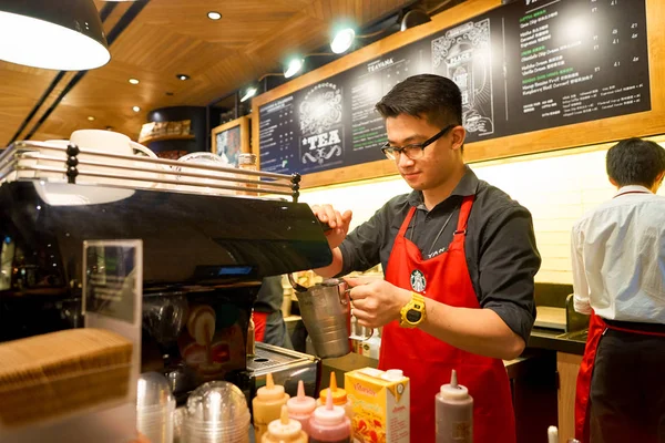Мужчины, работающие в кофейне Starbucks — стоковое фото
