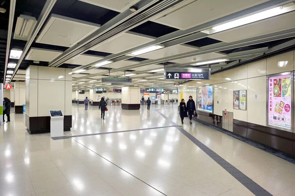 MTR istasyonuna yürüyüş insanlar