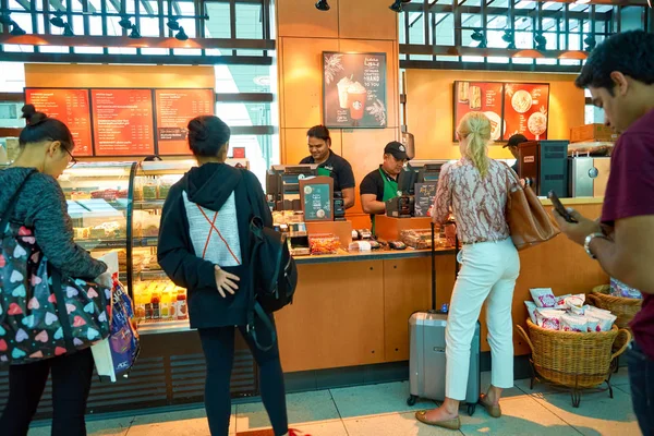 Menschen warten in einem Starbucks-Café — Stockfoto