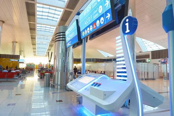 信息服务台里面迪拜国际机场 — 图库照片