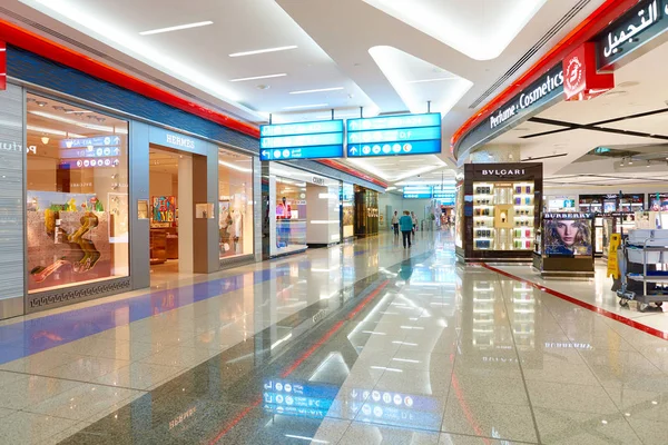 Aeropuerto interior y tienda de cosméticos — Foto de Stock