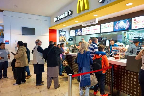 Counter-tjänsten i en Mcdonalds — Stockfoto