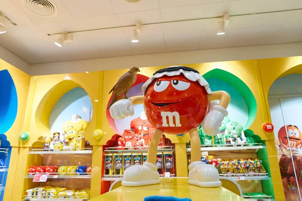 M & M store at Dubai Airport — стоковое фото