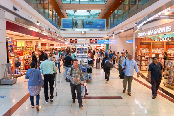 Lidé uvnitř mezinárodního letiště v Dubaji — Stock fotografie