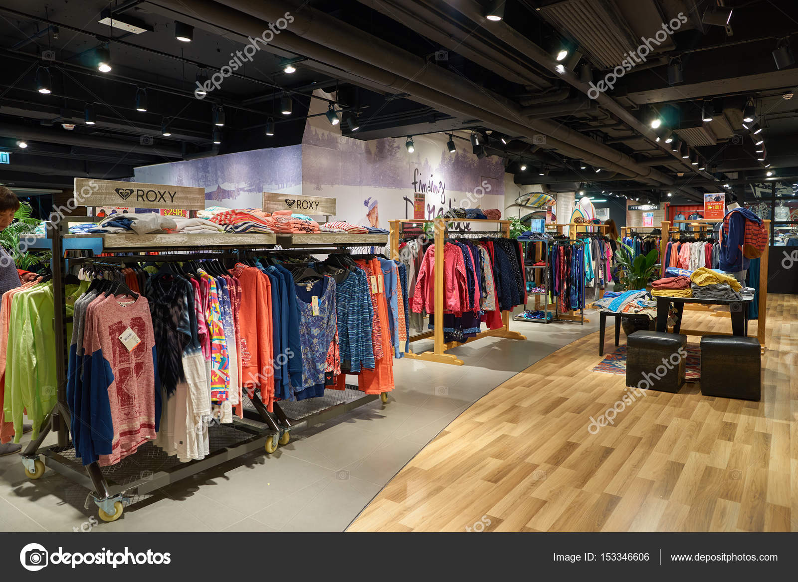 Grijp astronaut Snel Quiksilver store in Hong Kong – Stock Editorial Photo © teamtime #153346606