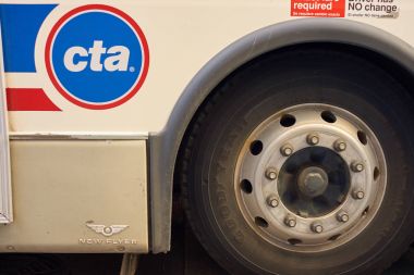  Chicago'da bir otobüse CTA işareti