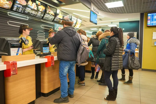 Dentro il ristorante di McDonald — Foto Stock