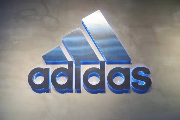 Adidas κατάστημα σημάδι — Φωτογραφία Αρχείου