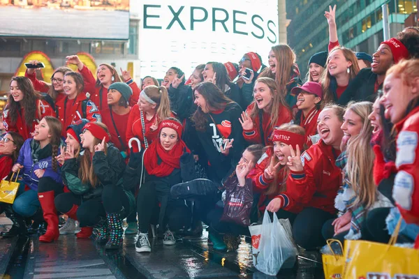 Ludzie, pozowanie na Times Square — Zdjęcie stockowe