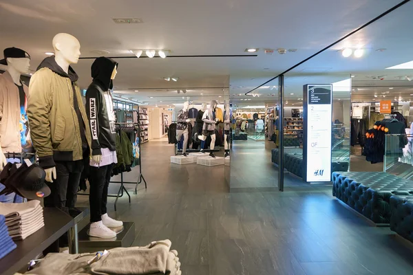 Insidan av H & M butik i Hong Kong — Stockfoto