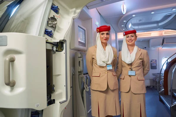 Miembros de la tripulación de Emirates a bordo del A380 . — Foto de Stock