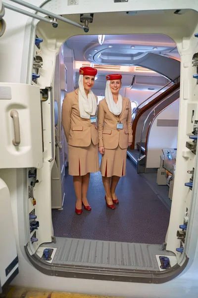 Membros da tripulação da Emirates a bordo do A380 . — Fotografia de Stock