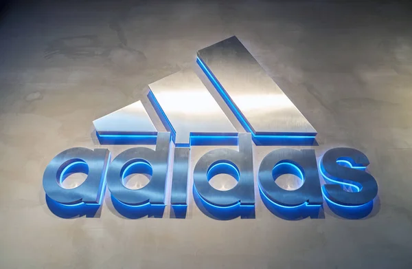 Знак магазина Adidas — стоковое фото