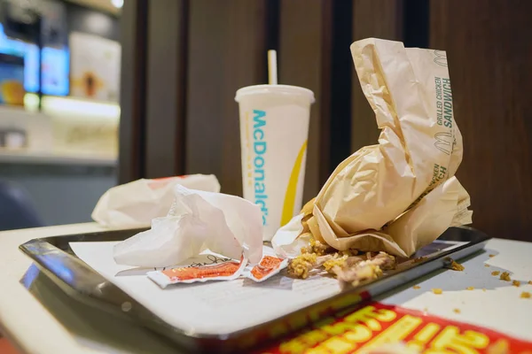 Bandeja de comida en el restaurante McDonald 's — Foto de Stock