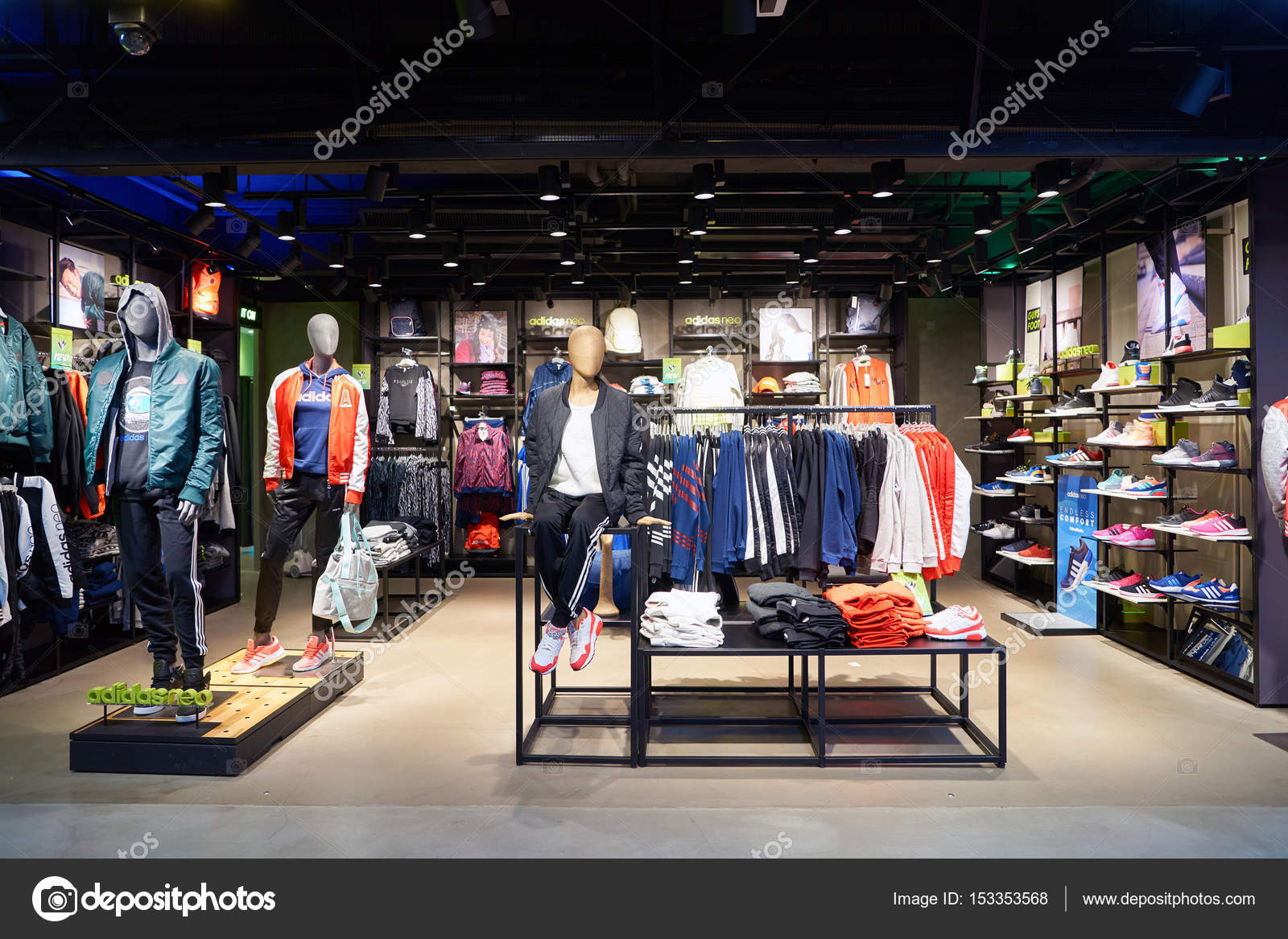 onderwijzen Onenigheid werkzaamheid Adidas store in Hong Kong – Stock Editorial Photo © teamtime #153353568