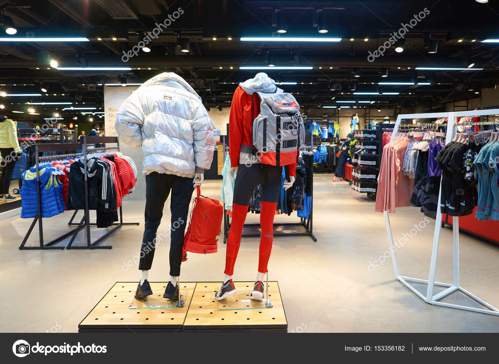 Museo Mercado impactante Tienda Adidas en Hong Kong — Foto editorial de stock © teamtime #153356182