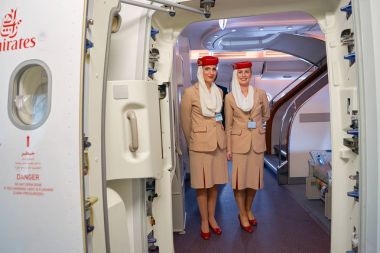 Emirates ekibi üyeleri A380 gemide.
